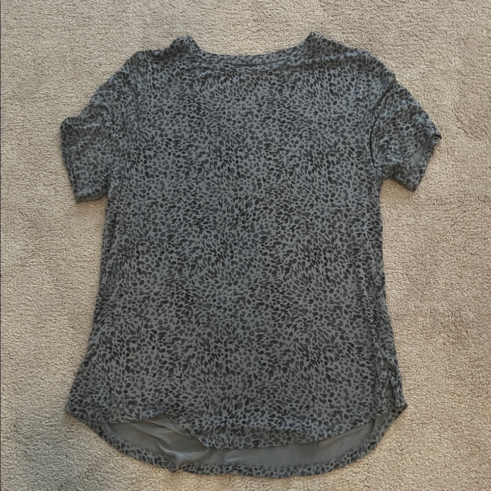 Old Navy Short Sleeve Luxe Animal Print Tee- size M, Gray and Black Print, EUC